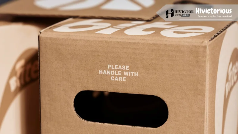 กล่องกระดาษคราฟท์ที่มีข้อความ "Please handle with care" อยู่ด้านข้าง พร้อมช่องจับที่ออกแบบให้สะดวกในการถือ สื่อถึงการออกแบบบรรจุภัณฑ์ที่คำนึงถึงการใช้งานจริงและดูแลสินค้าภายใน